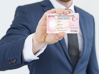 الحصول على تصاريح الاقامة والعمل